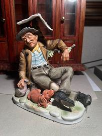 Scultura uomo con giornale Capodimonte collezione