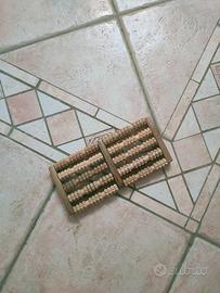 Massaggiatore in legno per piedi