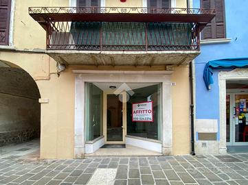 NEGOZIO A DESENZANO DEL GARDA