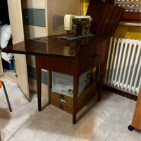 Macchina per cucire con mobile