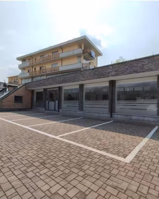 Immobile in asta di 689 m² con più di 5 locali a T