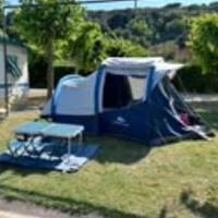 Kit campeggio con tenda tavoli sedie armadio