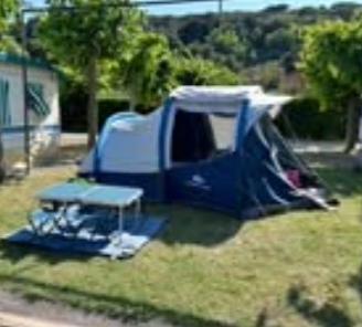 Kit campeggio con tenda tavoli sedie armadio
