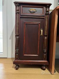 Comodino antico in arte povera