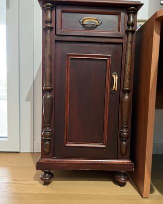 Comodino antico in arte povera