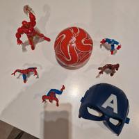 Statuette di super eroi, maschera e palletta