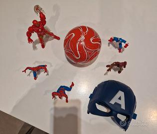 Statuette di super eroi, maschera e palletta