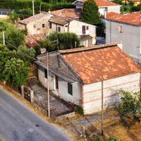 Casa rustica con rudere e giardino