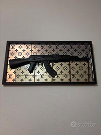 Quadro AK47 su specchio Louis Vuitton – 80x40 cm