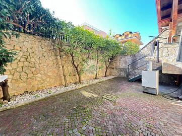 VILLA A SCHIERA A GIUGLIANO IN CAMPANIA