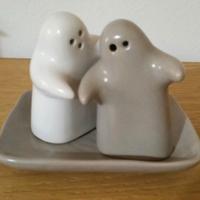 Fantasmini contenitori per sale e pepe