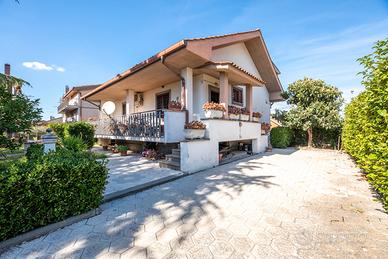 Borghesiana: villa unifamiliare con giardino