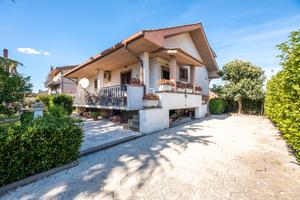 Borghesiana: villa unifamiliare con giardino