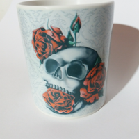 Tazza con teschio e rose