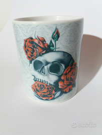 Tazza con teschio e rose