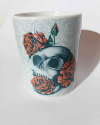 Tazza con teschio e rose