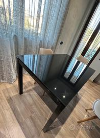 Tavolo di vetro allungabile