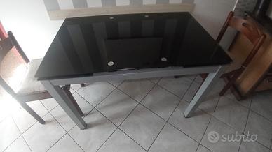 tavolo in acciaio con piano in vetro