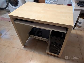 Scrivania per PC con ruote