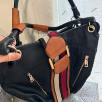 Borsa in simil pelle nera con dettagli a righe