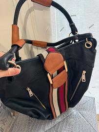 Borsa in simil pelle nera con dettagli a righe