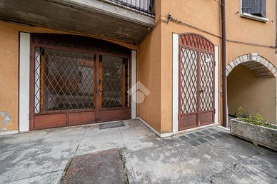 NEGOZIO A CERRO VERONESE