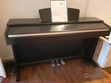 Pianoforte Yamaha Arius