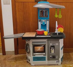 Cucina giocattolo con rubinetto