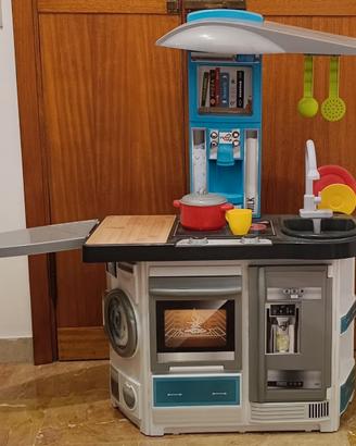 Cucina giocattolo con rubinetto