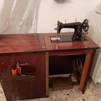 Macchina da cucire d'epoca a pedale con mobile