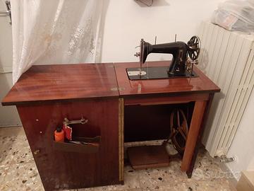 Macchina da cucire d'epoca a pedale con mobile