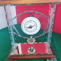 Orologio a pendolo da tavolo.