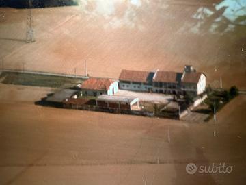 Cascinale con 21 ettari di terreno pianeggiante
