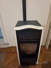 Stufa a pellet seminuova con canna fumaria – 500 €