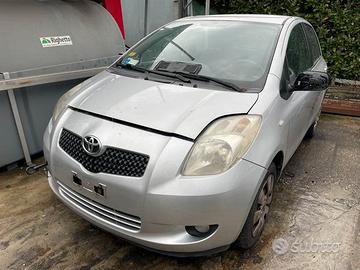 Ricambi usati per Toyota Yaris 1000 benz del 2006