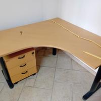 scrivania con cassettiera