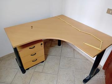 scrivania con cassettiera