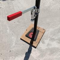 pressa tappi a corona imbottigliamento