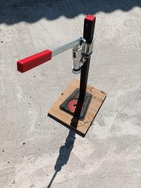 pressa tappi a corona imbottigliamento