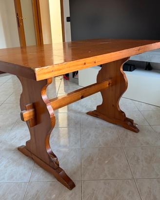 Tavolo in legno con due sedie e una panca