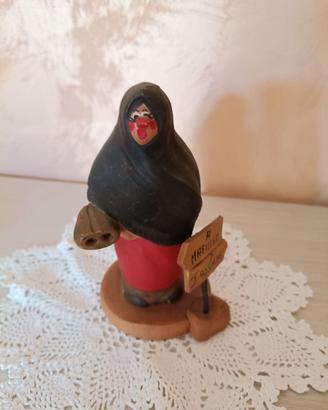 Statuetta artigianale "A mafiusa" in terracotta.