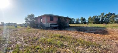 Loc.S'isca - Magazzino su 2 ettari di terreno