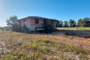 Loc.S'isca - Magazzino su 2 ettari di terreno