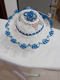 cappellino lavorato all'uncinetto 