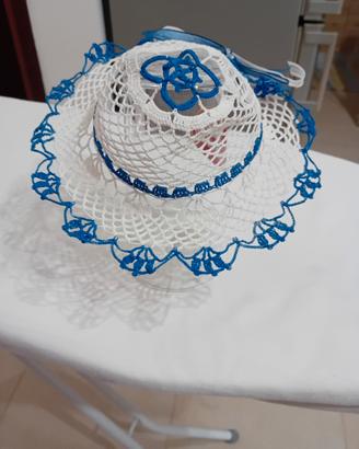 cappellino lavorato all'uncinetto 