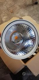 binari e faretti trifase per illuminazione negozi 