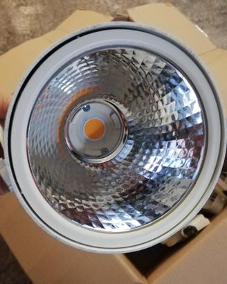 binari e faretti trifase per illuminazione negozi 