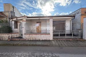 CASA INDIPENDENTE DA RISTRUTTURARE CON GIARDINO -