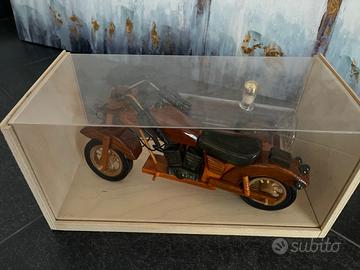 Moto più bottiglia