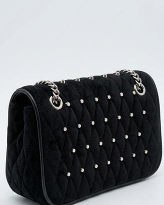 Borsa a tracolla in velluto nero con borchie
